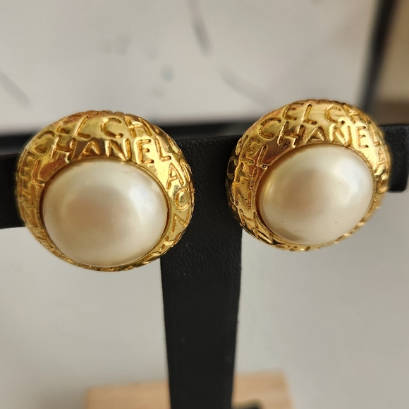 💰💲SOLD💲💰 CHANEL Logo Gold Plated Pearl Clip On Earrings - Picture 4 of 7